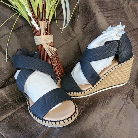 SHOES - Picture 10 of 11